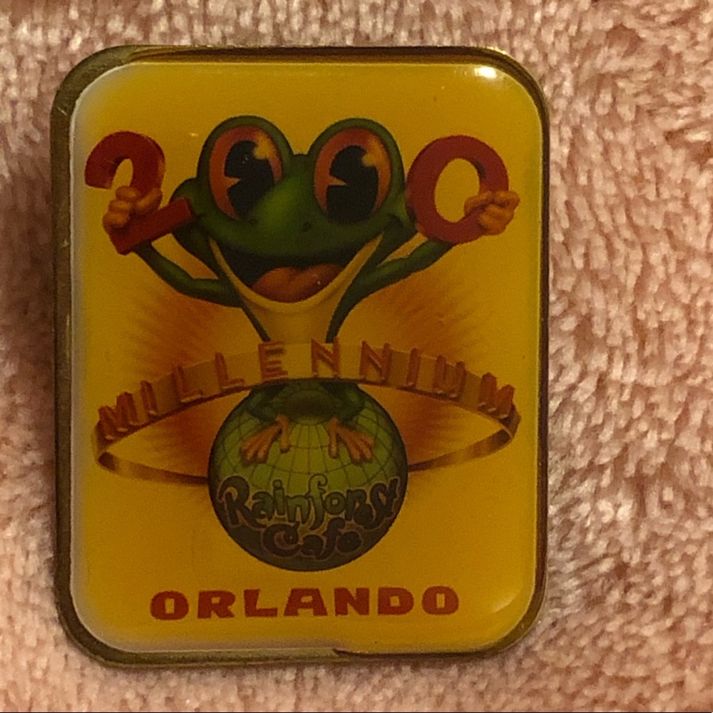 Rainforest cafe pin‼️BOGO‼️